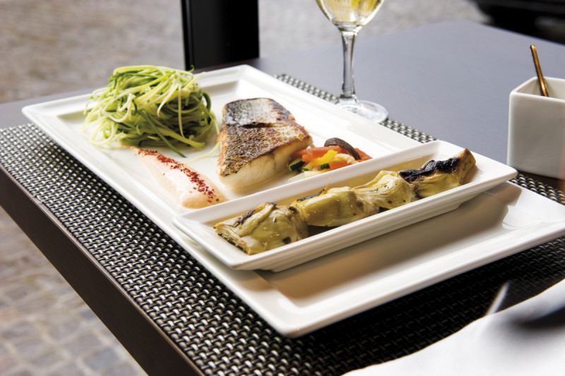Assiette plate rectangulaire ivoire porcelaine vitrifiée 33x23 cm Classic Gourmet Rak