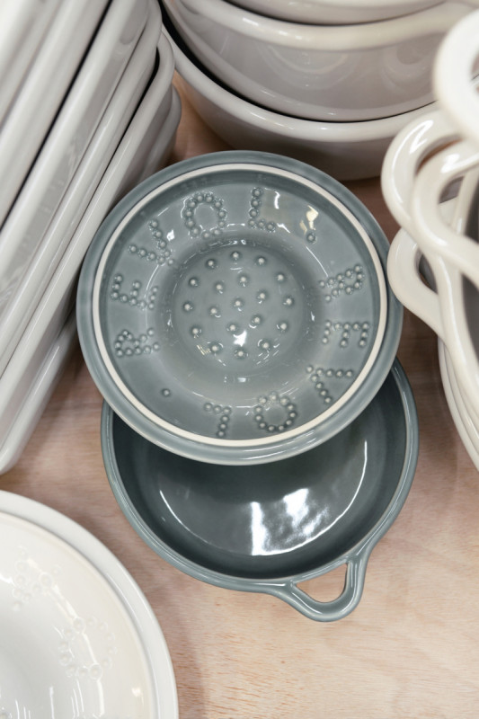 Cocotte avec couvercle rond Gris nuage porcelaine culinaire Ø 22 cm Bombance Revol